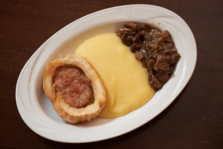 salsiccia-in-crosta-di-pane-con-polenta-e-funghi 2